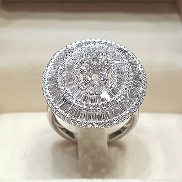 Stunning Silver Cubic Zirconia Multi Stone Fashion Ring - Picture 1 of 3